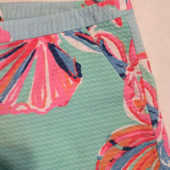 Lilly Pulitzer Floral Vibrant Summer Shorts- Size4 - Picture 4 of 6